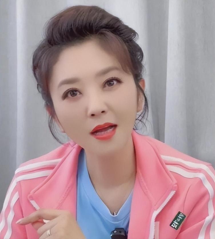 “学历最低”的央视主持,嫁给电台领导,结婚20年只生孩子不做饭