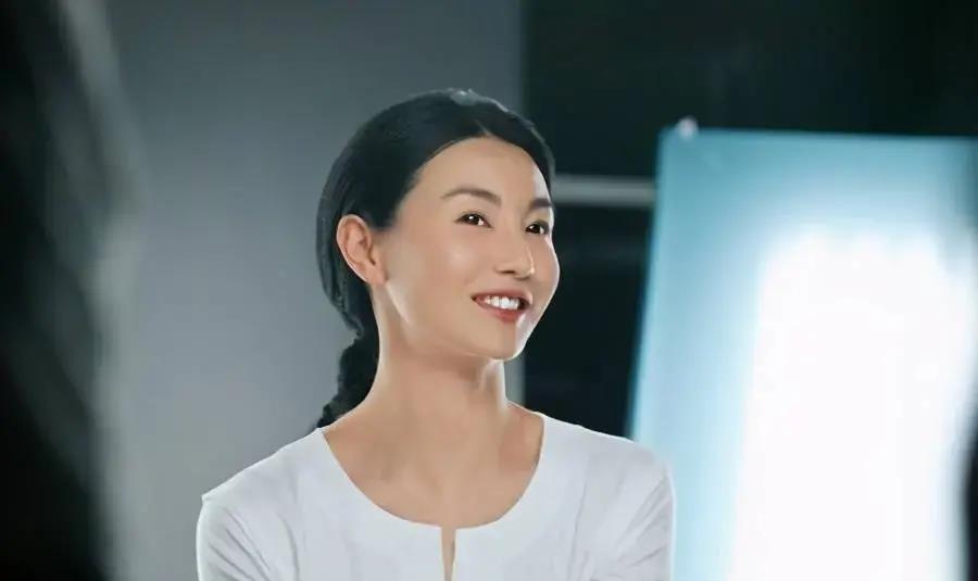 事实证明,“无夫无子”独居贫民窟的张曼玉,已走上另一条道路!