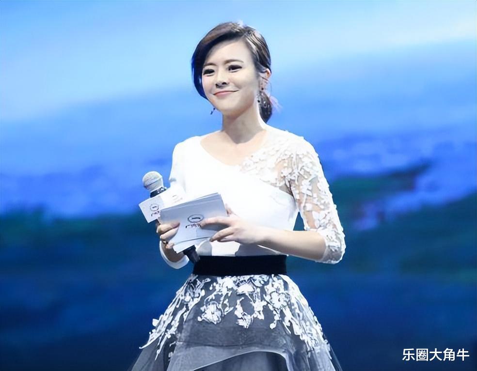 主持人陈辰罕晒全家福,41岁高龄生子,与小3岁老公似姐弟