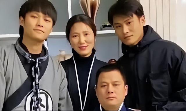 嘴哥婚内出轨被证实，小杨哥口碑崩塌？直播带货尽头是什么