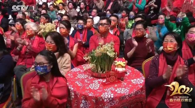 岳云鹏|三年春晚连失误,换个舞台又笑场,岳云鹏为何还能成为春晚宠儿