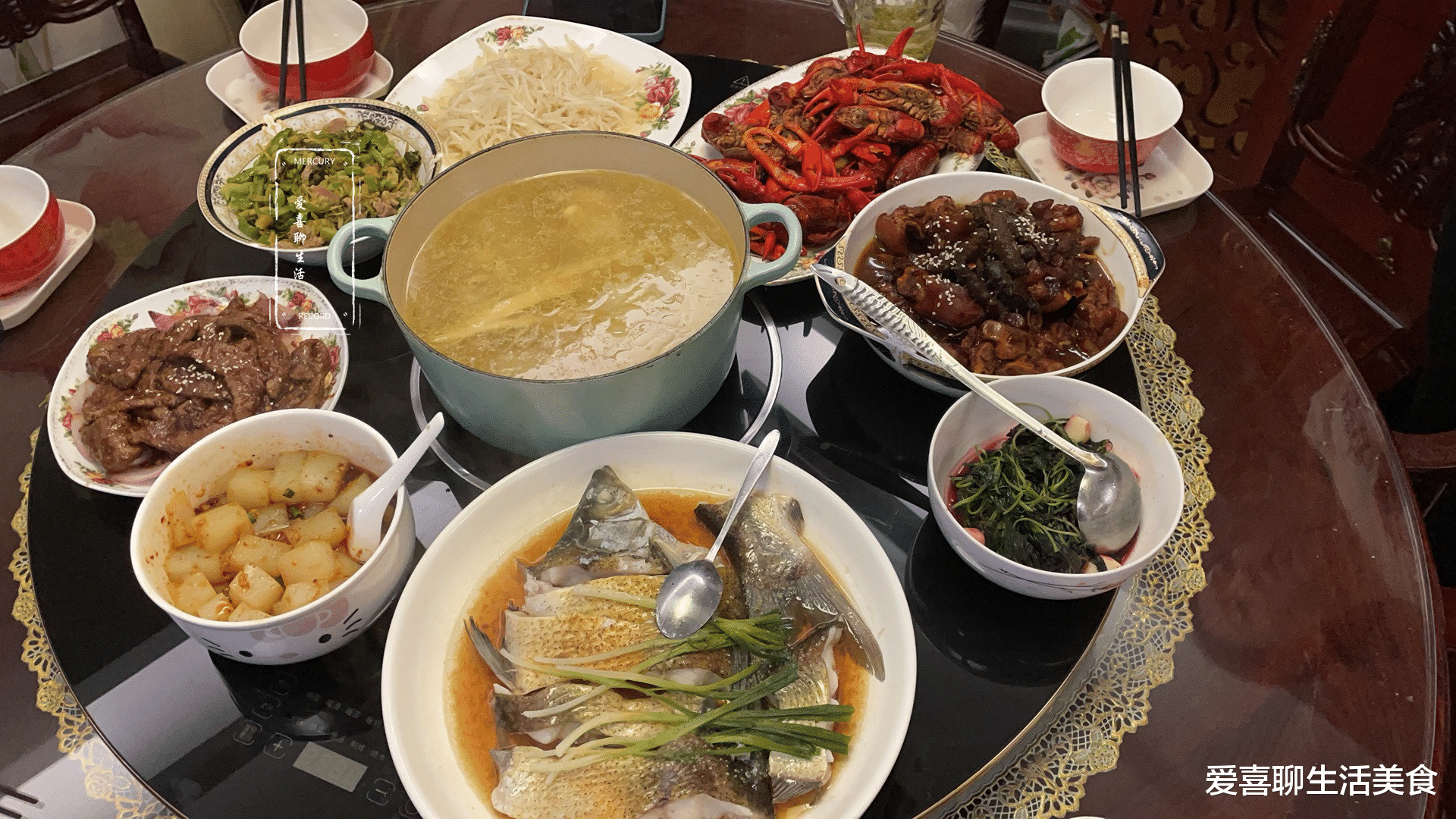 凉拌|放假4天,儿子晒爸妈做的饭引争议,网友:差异太大,真实又搞笑!