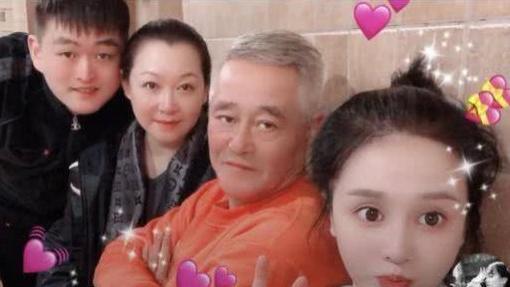 赵本山|赵本山爱妻背40万爱马仕会亲家，女婿卑微忙伺候，球球穿喜袍变胖