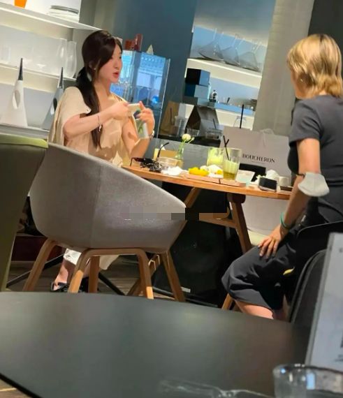 路人镜头下的赵露思身材比例好虐，头大身小，营造的高颅顶很突兀