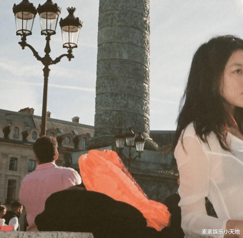 李嫣|李嫣分享学校宿舍内景:书桌放着卷筒纸和画笔,墙上贴着课表作品