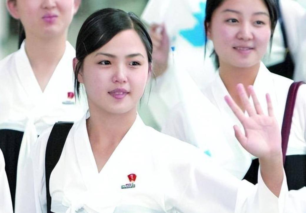 李雪主 韩国夫人访美第一天就美翻！挽起长发娃娃脸好富态，还撞脸李雪主