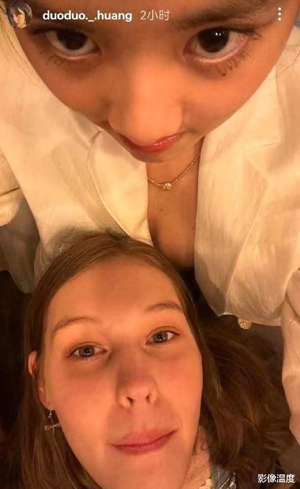 黄磊|黄磊17岁女儿怎么了？穿衣暴露再引争议！网友：打扮清纯真很难吗