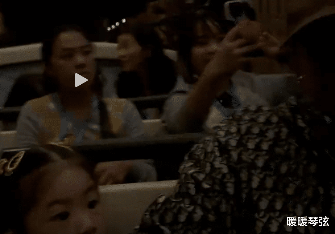 霍思燕带儿女去迪士尼，女儿乖巧漂亮，和10岁嗯哼对嘴亲合适吗？