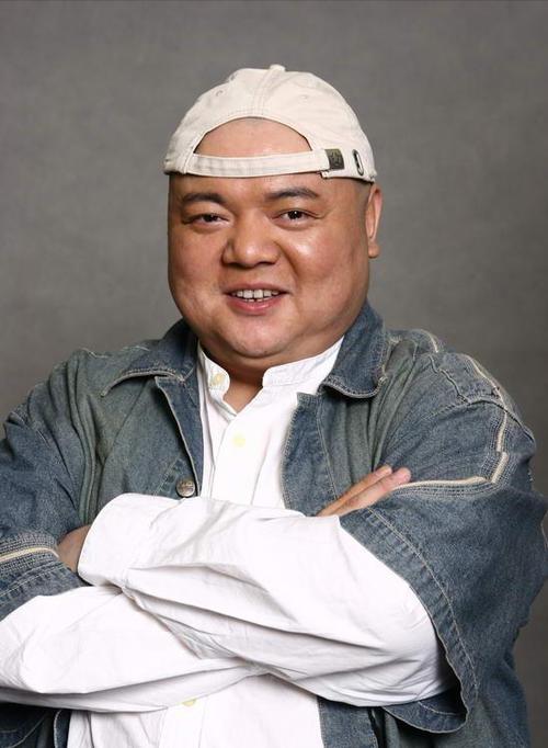 49岁知名男星回乡过年!买半只猪做菜显豪迈,没戏拍时做过环卫工