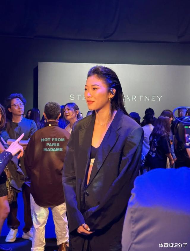 高调参加时装周！吴艳妮跟大佬坐一起很有范，网友：来蹭流量吗？