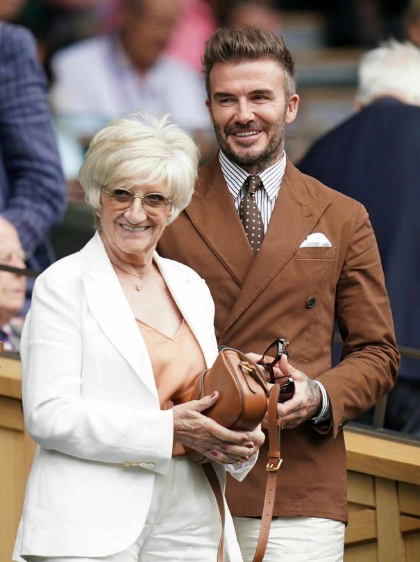 贝克汉姆陪伴老母亲!穿居家服做家务仍有男人味,贝嫂婆婆乐开花