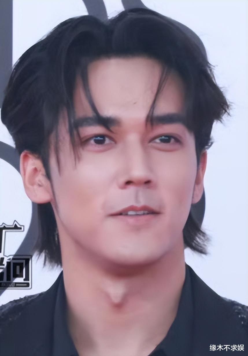 迪丽热巴杨紫齐聚ELLE红毯，一个明艳如女帝，一个被嘲像丫鬟！