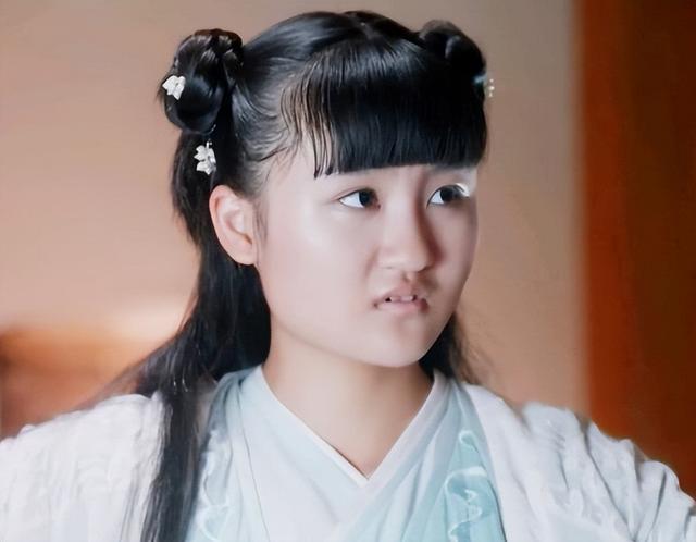 6岁就被成龙抱着上春晚,却因长残最后被骂退圈,如今她长什么样