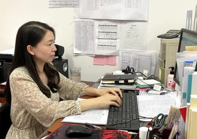 求职|首批因AI失业的3种职业，原来是高学历人才，搬砖反而很安全