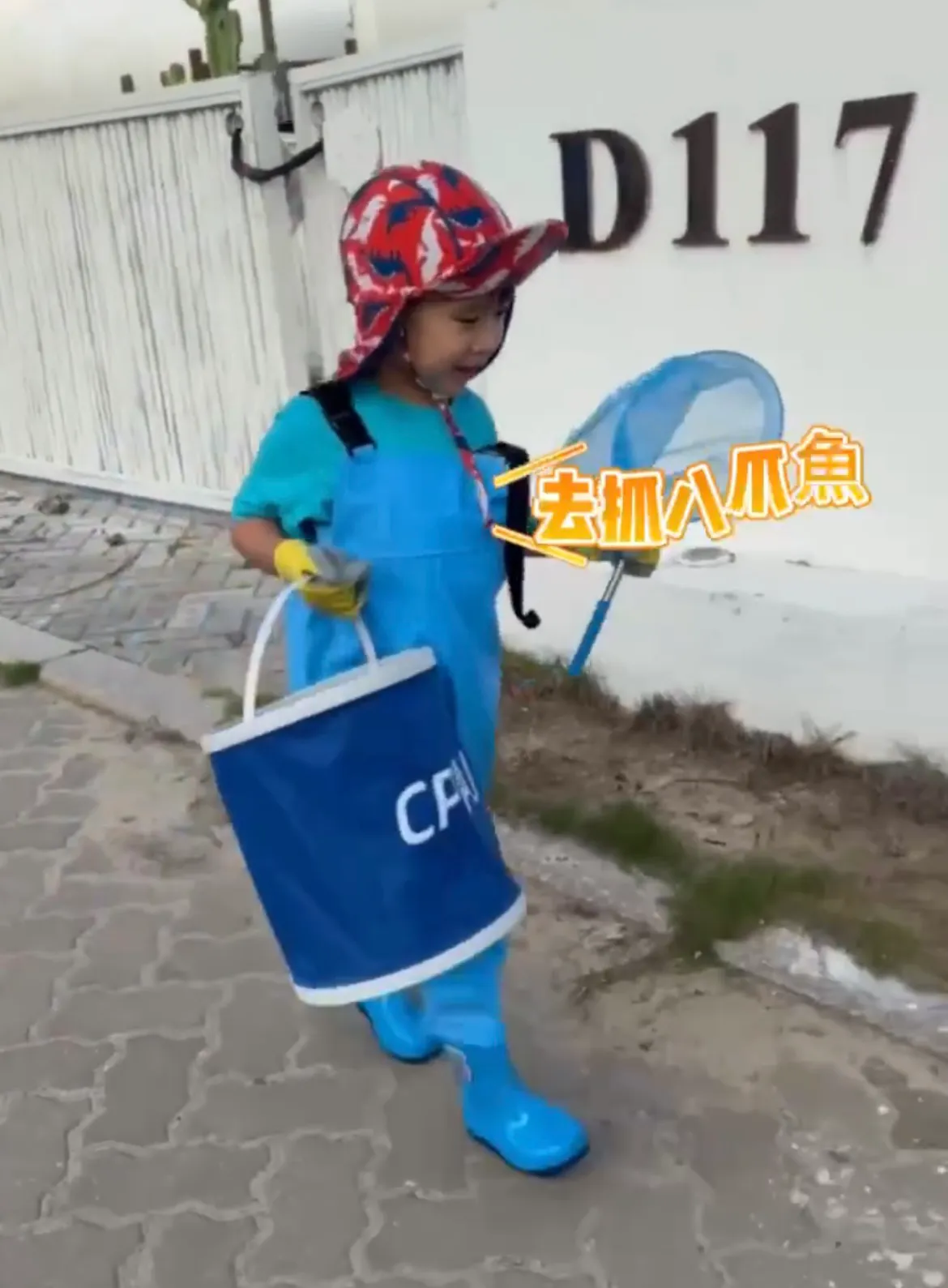 胡杏儿带俩儿子厦门赶海，奕霆奕霖赶海造型可爱十足，简直超欢乐