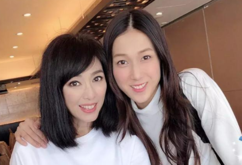 钟嘉欣，笑口常开，好彩自然来