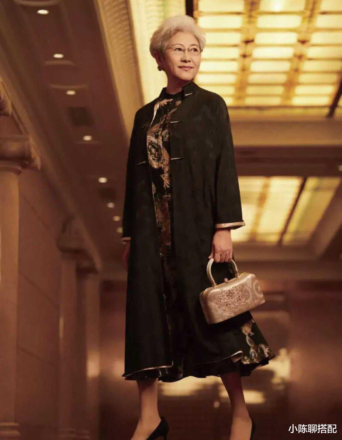 71岁“最美外交官”傅莹,一头白发配旗袍优雅大气,尽显东方之美