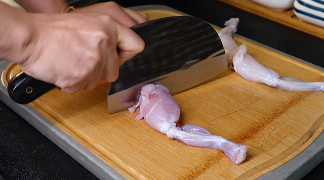 牛蛙|冬天,羊肉牛肉靠边站,这肉浑身都是宝,9块钱一斤,鲜嫩又美味