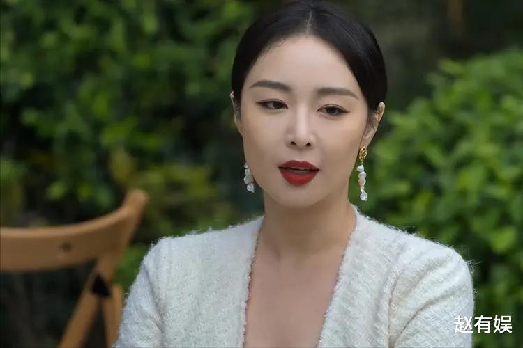 高叶|高叶戛纳红毯遇尴尬！礼服侧面崩开扎线，网友：让高启强给买衣服