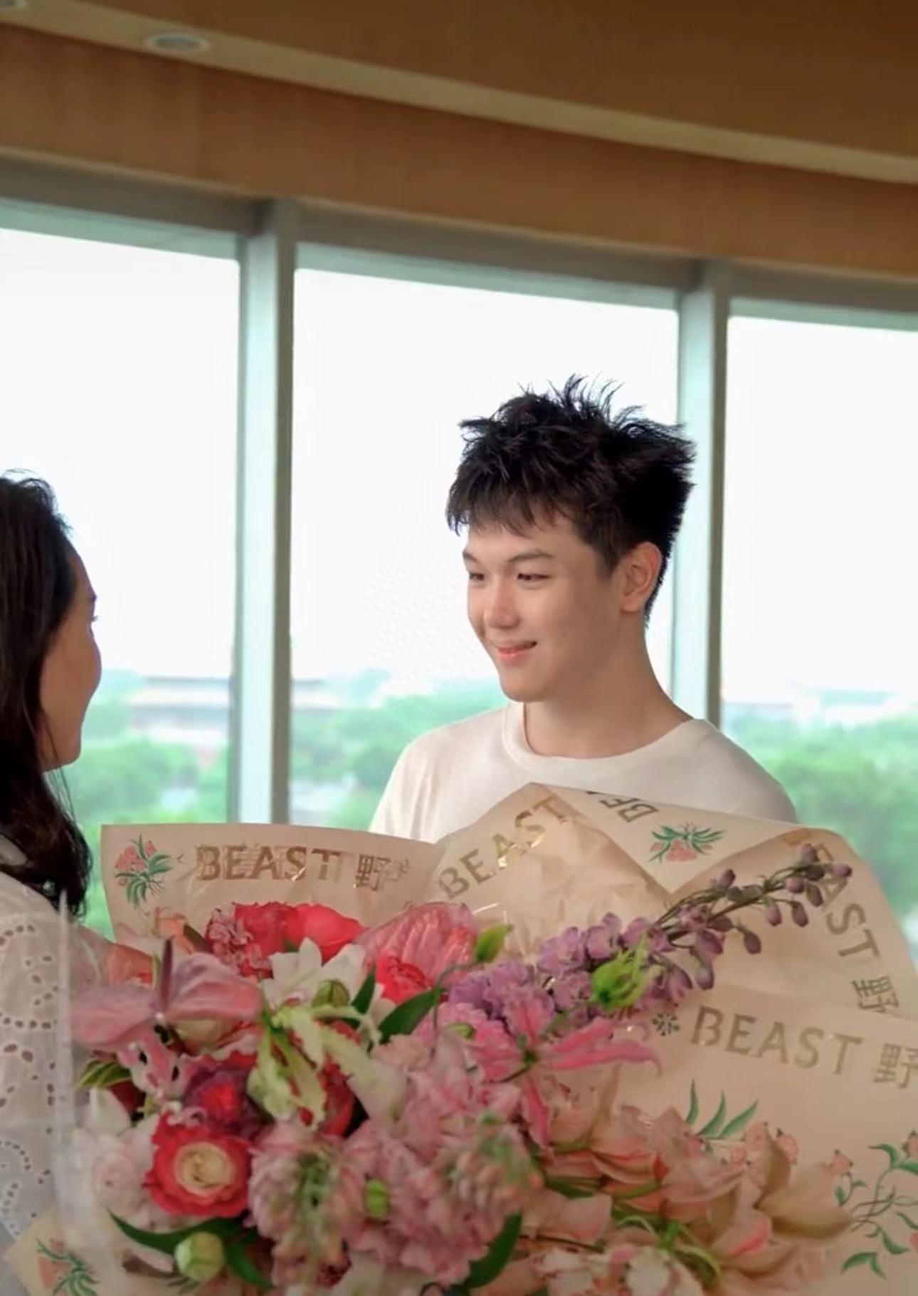 王艳获娃送花拥抱激动的直跺脚!16岁儿子近180,容貌大变脖子比头粗