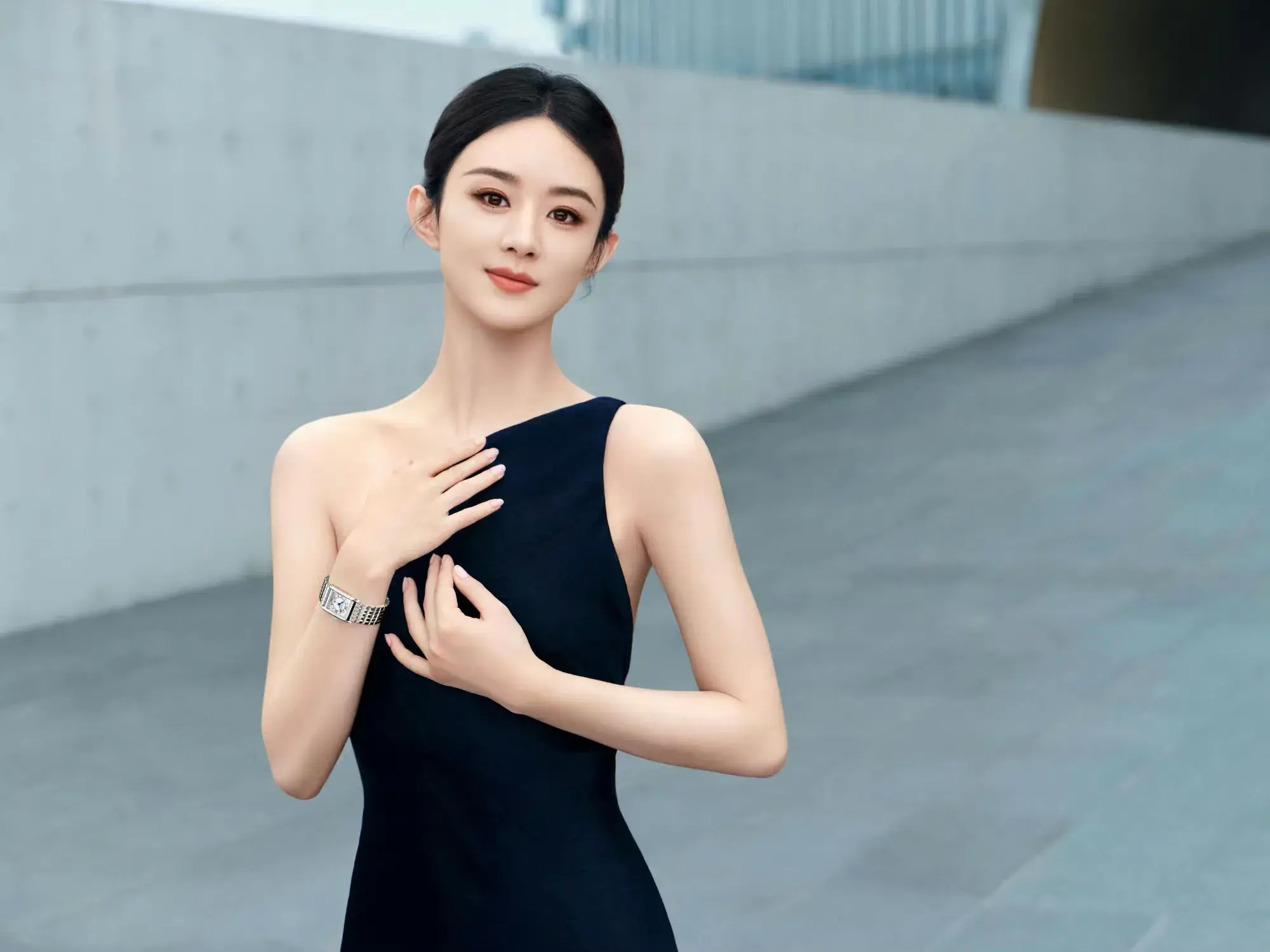 赵丽颖好优雅的美,一袭单肩黑色长裙婀娜多姿,眼神坚定很带感