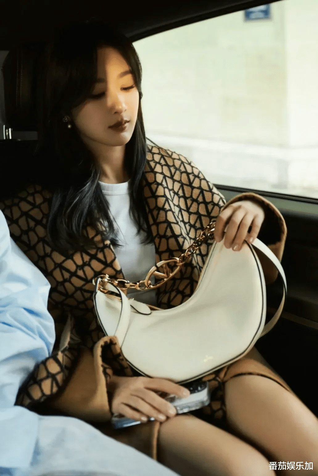 知名演员杨紫“开挂”，终于舍得露腿了，穿10万元衣服遭吐槽