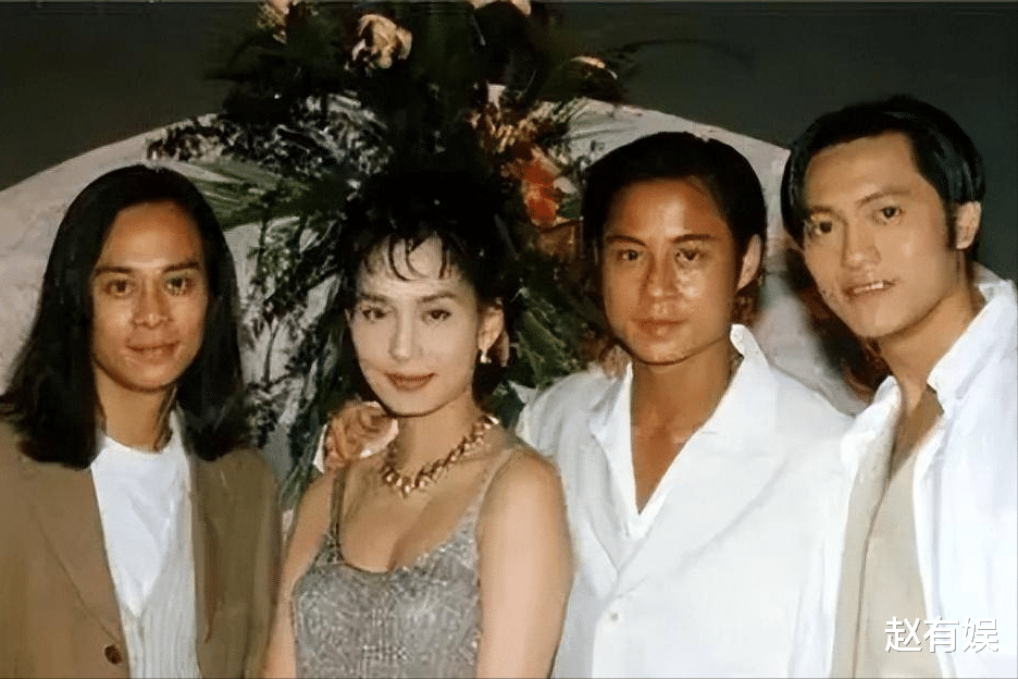 知名港星回潮汕探亲!残旧房子蹲地吃鸡,却被指责不为家乡做贡献