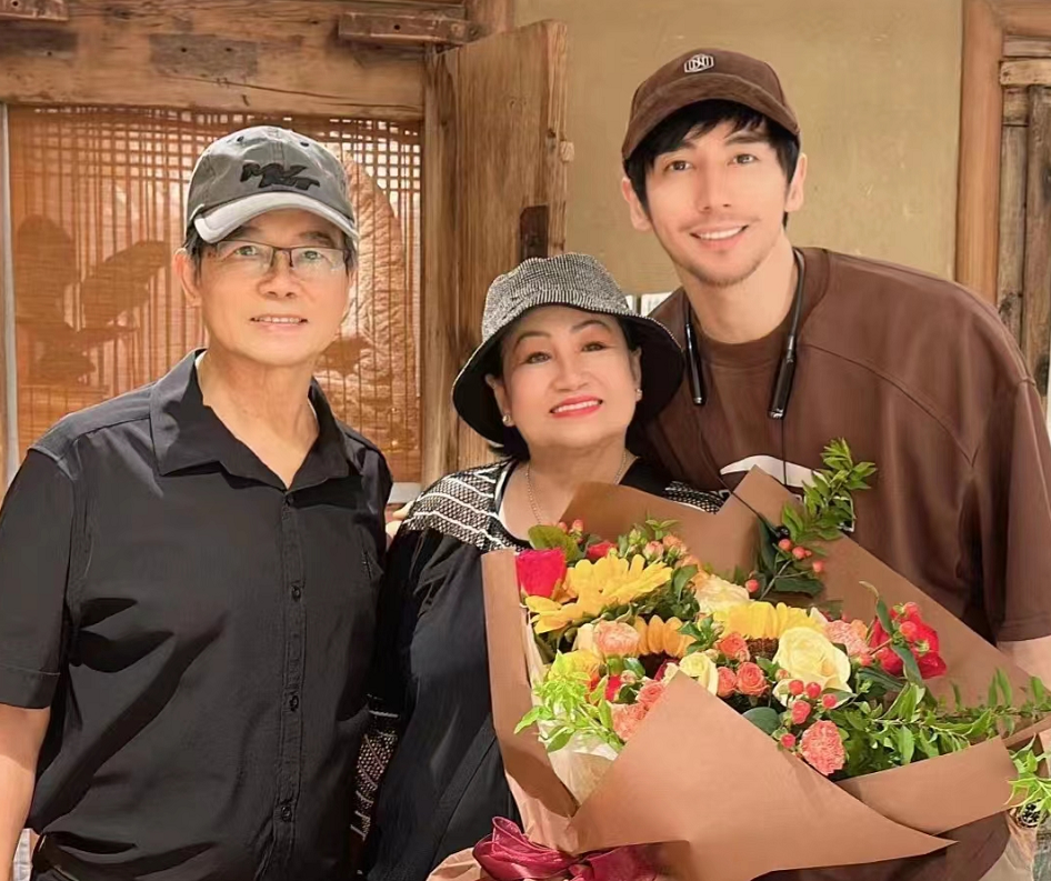 钟丽缇为小12岁老公庆生！全家福曝光，13岁考拉身高猛涨已超姐姐