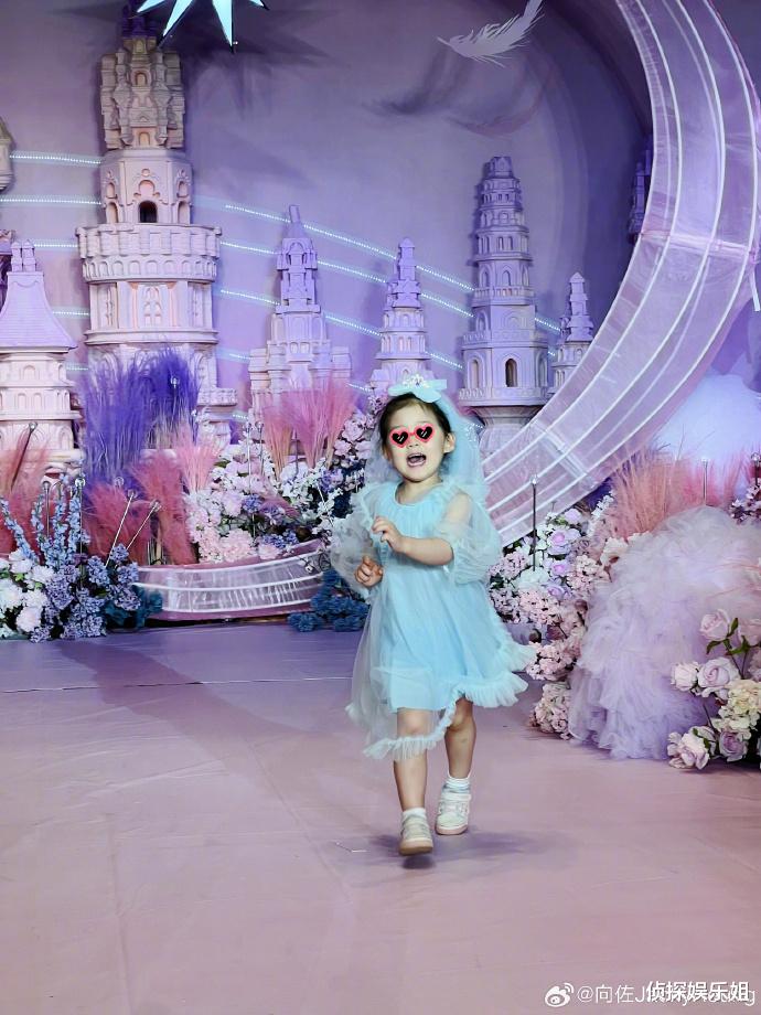 向佐郭碧婷带女儿参加婚礼，3岁Cora穿公主裙好美，高颜值像妈妈