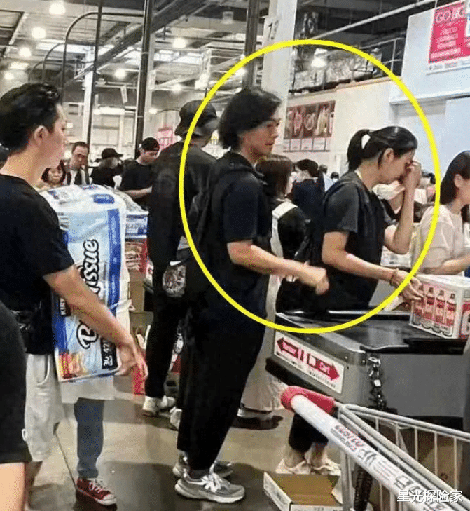 55岁郑伊健夫妇日本街头被偶遇,T恤起球破烂,拮据生活疑曝光!