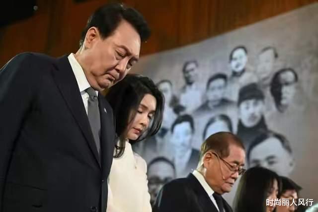 玉米 韩国第一夫人大场面太能长脸！穿小白裙美貌在人群中发光，超水嫩
