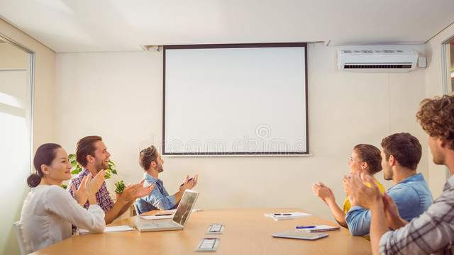 领导说“今天客户来开会，你准备一下”，低情商说“好的，需要我准备些什么？”高情商的