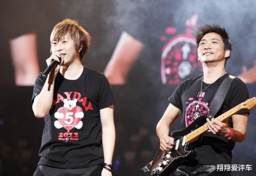 杨幂|演唱会求婚情侣被骂惨,穿婚纱疑提前踩点,五月天被罚款3.4万