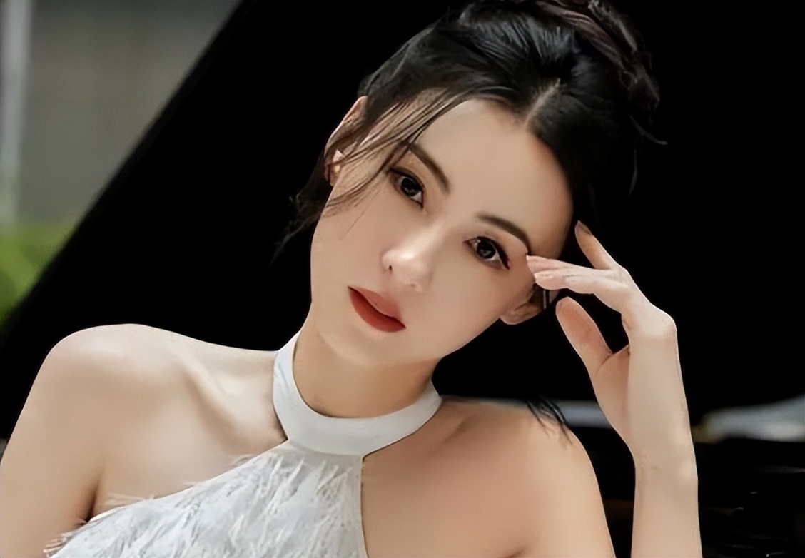 张柏芝出院后首亮相，脖颈现“草莓”印记，镜前摇头晃脑心情愉悦