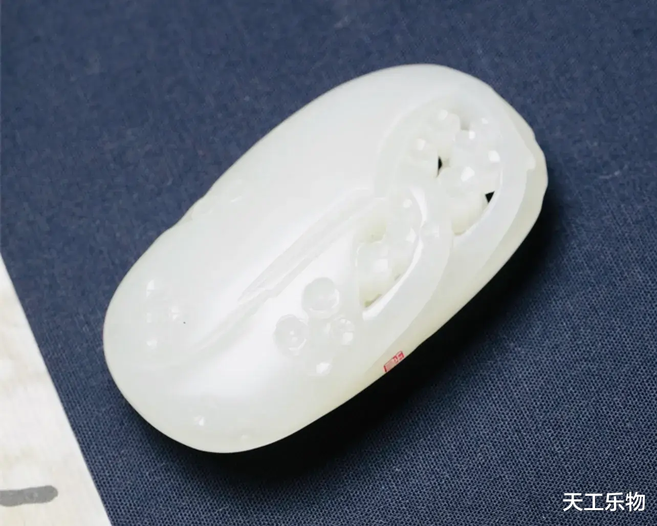 雕刻|三千一克的镂雕籽料！和田玉海派精工巧雕“暗香”！