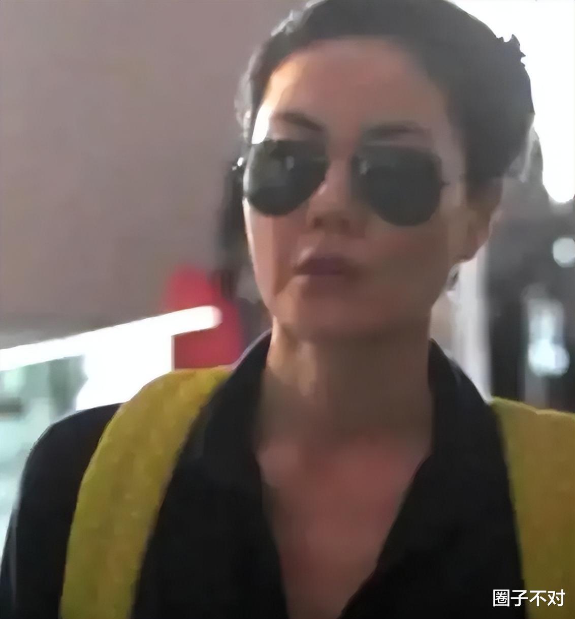 54岁王菲老到认不出来!穿一身黑瘦脱相,素颜出镜与普通大妈无异