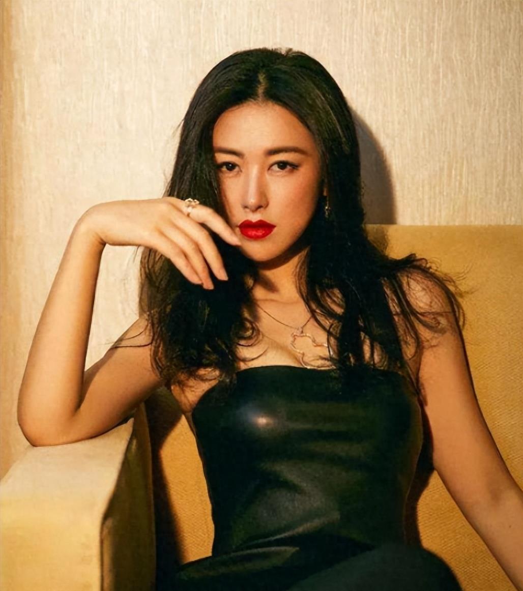 李小冉的腿,殷桃的腰,许晴的臀,这7位中年女星越老越是性感迷人