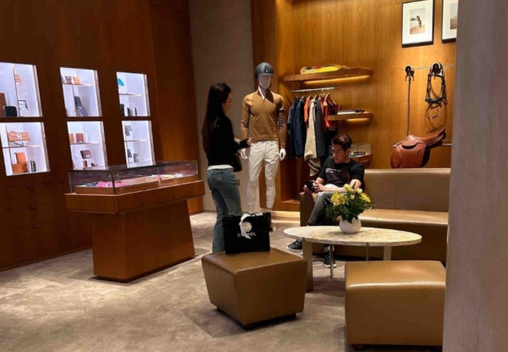 郭富城逛英国名店，57岁帅气不显老，给方媛和女儿买多件奢侈品