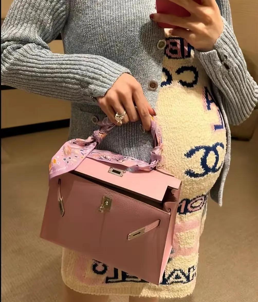 程晓玥|程晓玥待产仍折腾，出门先化妆还踩坡跟鞋，章泽天要刘强东搀扶