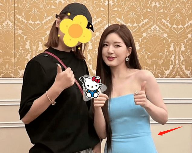 赵露思生图近照翻车,与粉丝合影暴露身高,近照壮实遭吐槽