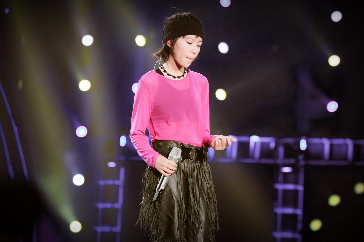 窦靖童认真打扮美出圈了!粉衣流苏裤靓丽酷飒,比妈妈王菲还有范