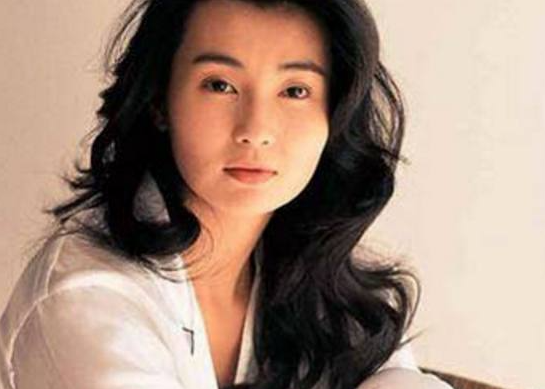 58岁张曼玉巴黎近照曝光,素面朝天满脸皱纹,背4万包独居平民区