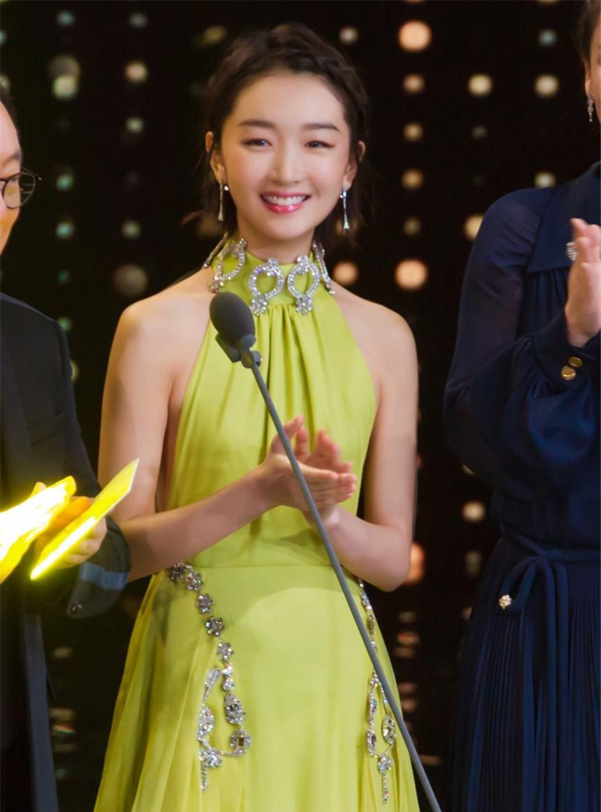 演员周冬雨：清纯外表下的“情感之路”