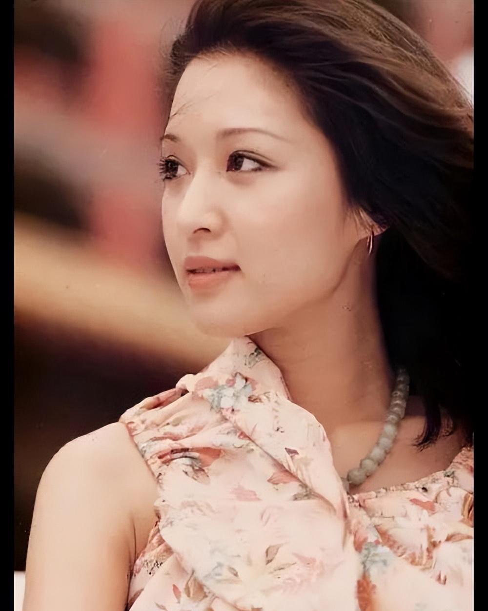 瓜尔佳氏出美女:除了周海媚,这些明星也出自瓜尔佳氏,风华绝代