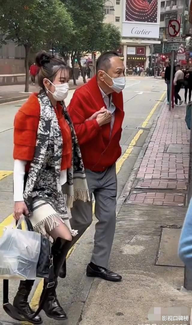 |87岁赵世曾与新女伴在街头十指紧扣,女方颜值出众,身材苗条
