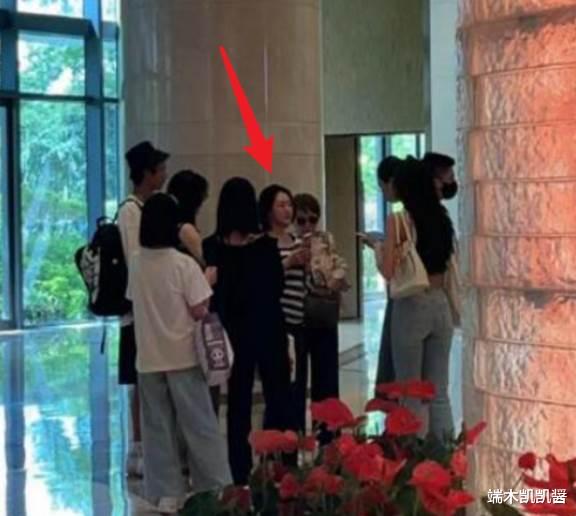 真会整事!小S深夜晒“家暴伤”引热议,大S保留跟前夫哥亲密合照