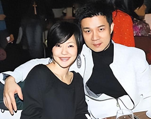 许雅钧私生子认祖归宗!小S双眼红肿,打扮似保姆,疑净身出户