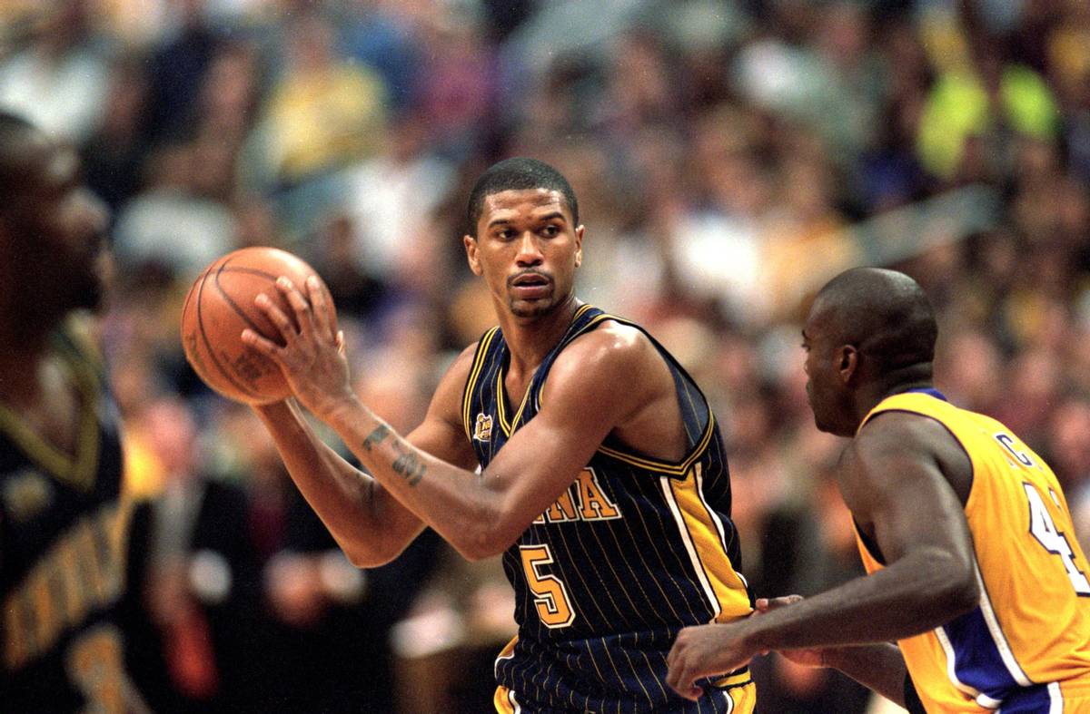 虽然个人表现还不错,但杰伦-罗斯的名气也就一般,他的面孔反复出现在