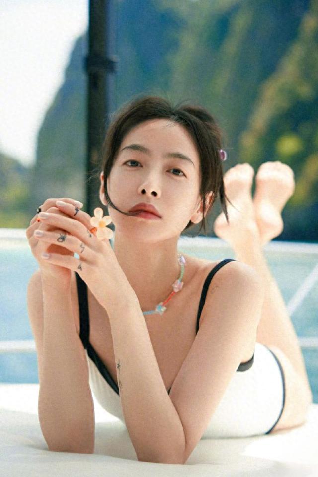 宋茜化身“游艇美人”，白色泳衣大秀好身材，蓝色私服清纯可人