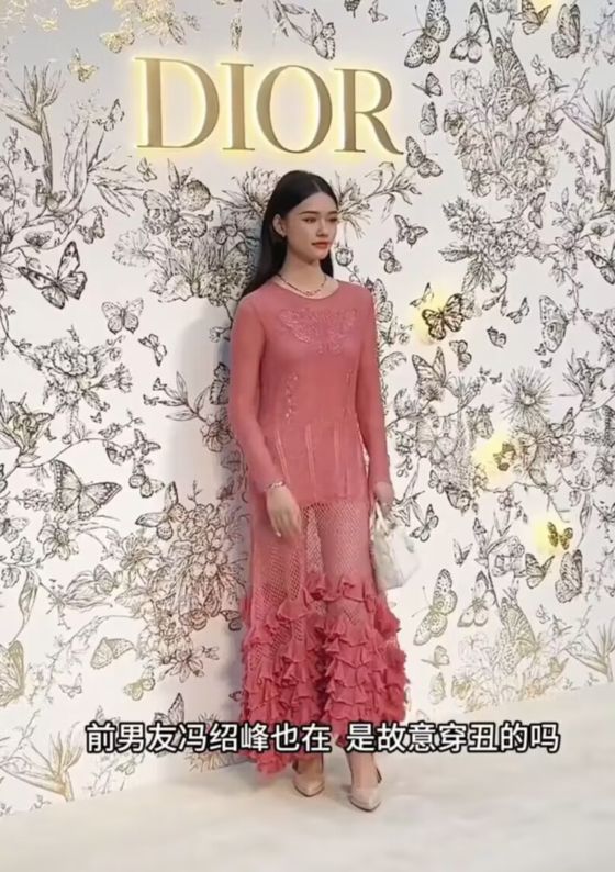 林允冯绍峰参加活动，女方眼神躲闪不敢看冯绍峰，网友直呼尴尬